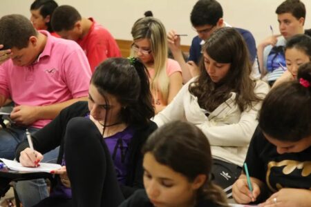 Câmara aprova horário alternativo de vestibular por motivos religiosos concursos e aulas aos sábados, atende grupos como adventistas e judeus