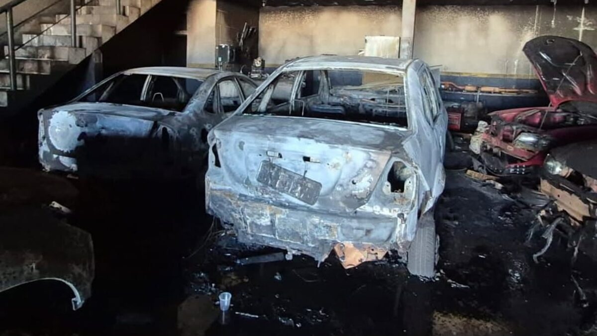 Incêndio em oficina causa prejuízo de mais de R$ 350 mil em Goiânia Caso aconteceu no Parque Tremendão em goiânia