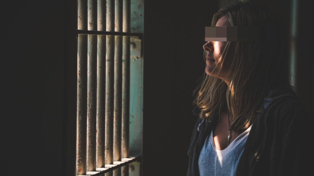 Mulher atrás das grades