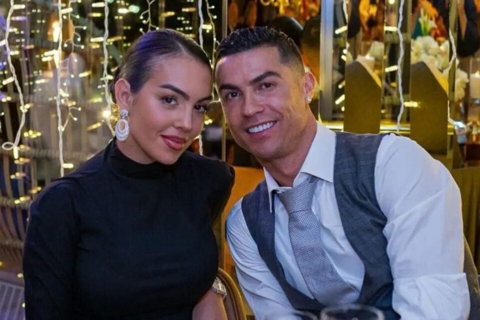 Cristiano Ronaldo e Georgina Rodríguez oficializam casamento após dez anos juntos Casal divulgou uma imagem com as alianças; veja