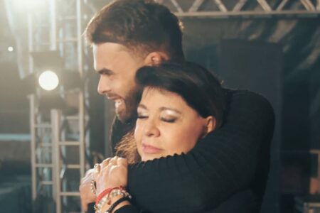 Roberta Miranda fala sobre bissexualidade após revelar namorado de 24 anos Cantora já apareceu aos beijos com o segurança em um show