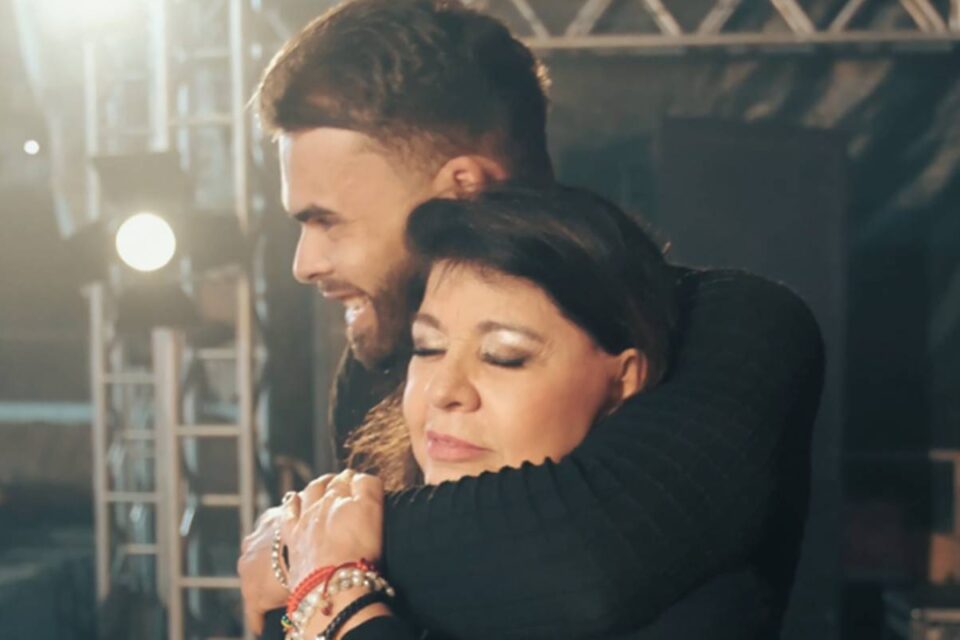 Roberta Miranda fala sobre bissexualidade após revelar namorado de 24 anos Cantora já apareceu aos beijos com o segurança em um show