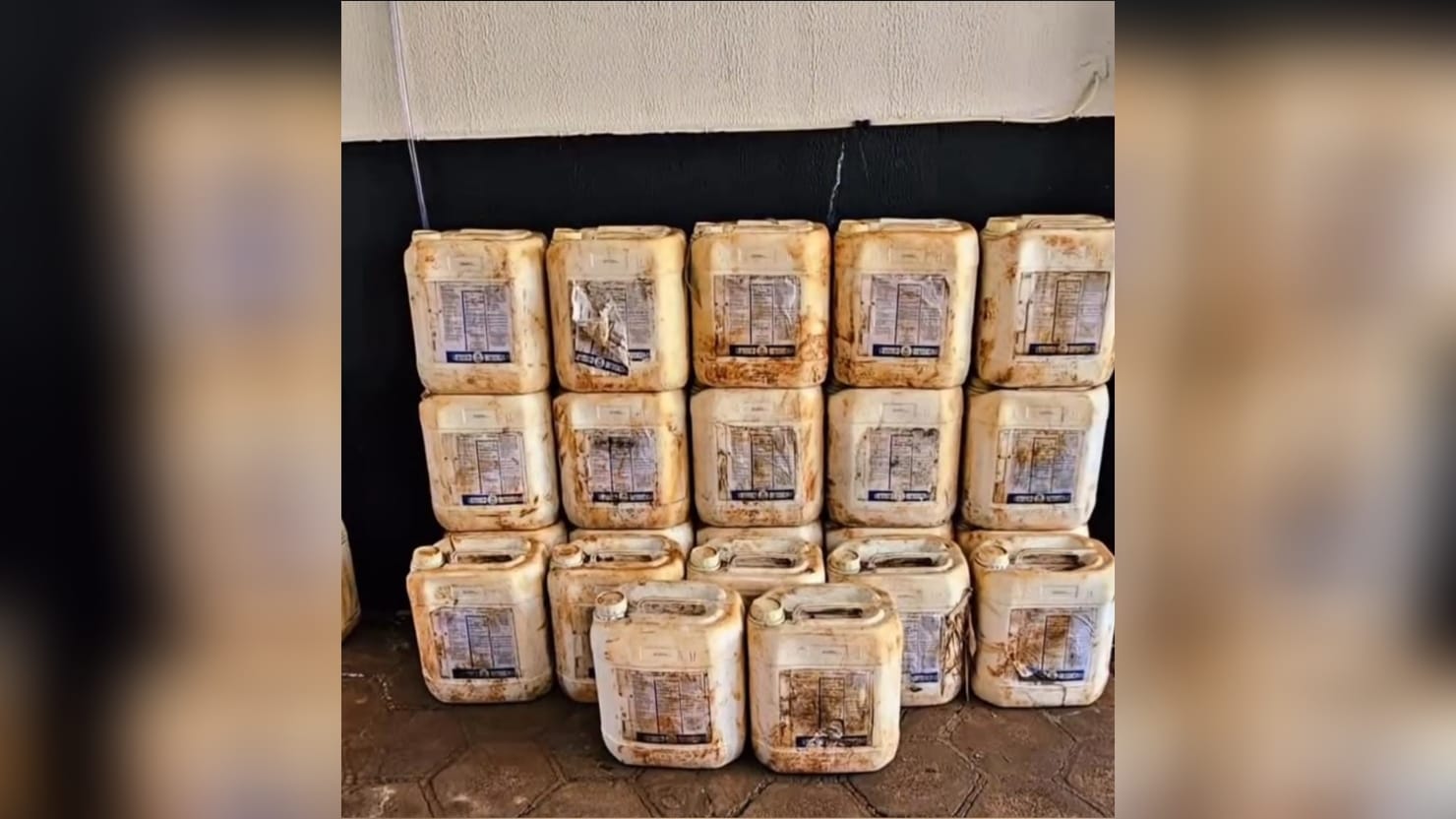 Imagem dos galões apreendidos