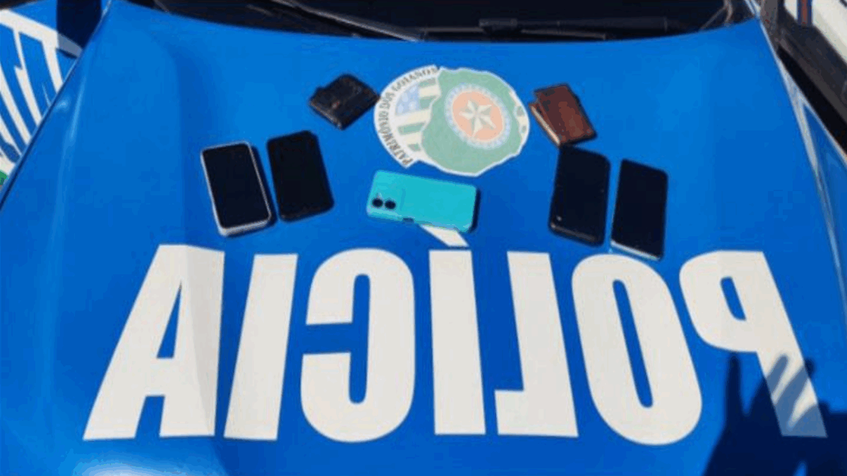 Celulares encontrados com os suspeitos (Foto: Reprodução)