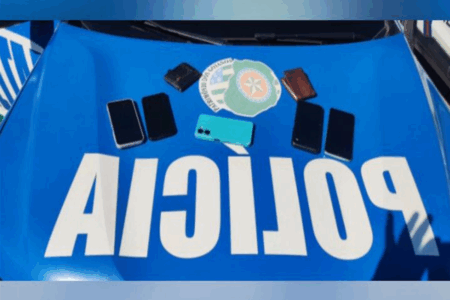 Celulares encontrados com os suspeitos (Foto: Reprodução)