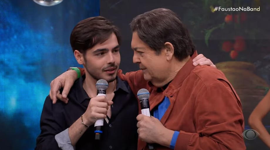 Filho de Faustão atualiza estado de saúde do pai após transplante duplo; veja Apresentador submetido a dois transplantes nesta semana