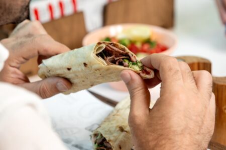 Mulher encontra ponta de dedo humano em wrap de frango em restaurante; veja foto Laboratório confirmou tratar-se de tecido humano feminino