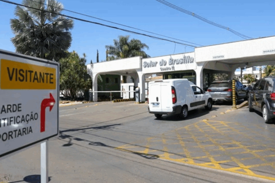 Moraes manda vistoriar carros e área externa da casa de Bolsonaro