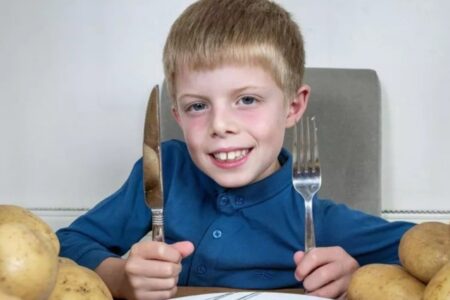 Menino é tratado com hipnose após 7 anos se alimentando de apenas três alimentos; veja quais parou de experimentar comidas aos 18 meses