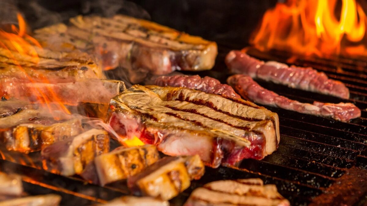 Veja quais carnes não devem ser grelhadas por risco de câncer Nitrito pode se transformar em nitrosaminas cancerígenas