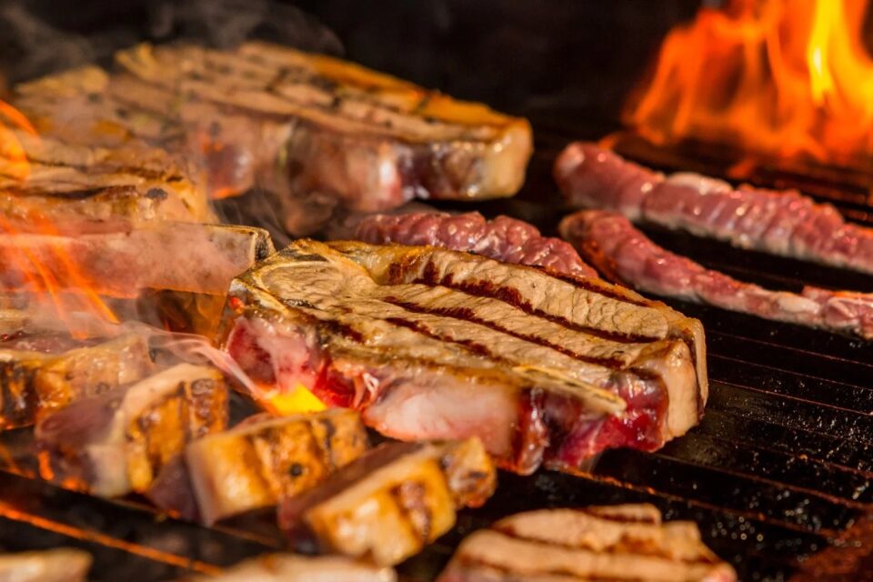 Veja quais carnes não devem ser grelhadas por risco de câncer Nitrito pode se transformar em nitrosaminas cancerígenas