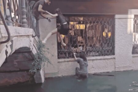 Turistas são resgatados de canal em Veneza após gôndola virar durante selfie; vídeo Para sair do canal, eles se agarraram em janelas e barcos