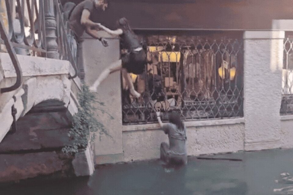 Turistas são resgatados de canal em Veneza após gôndola virar durante selfie; vídeo Para sair do canal, eles se agarraram em janelas e barcos