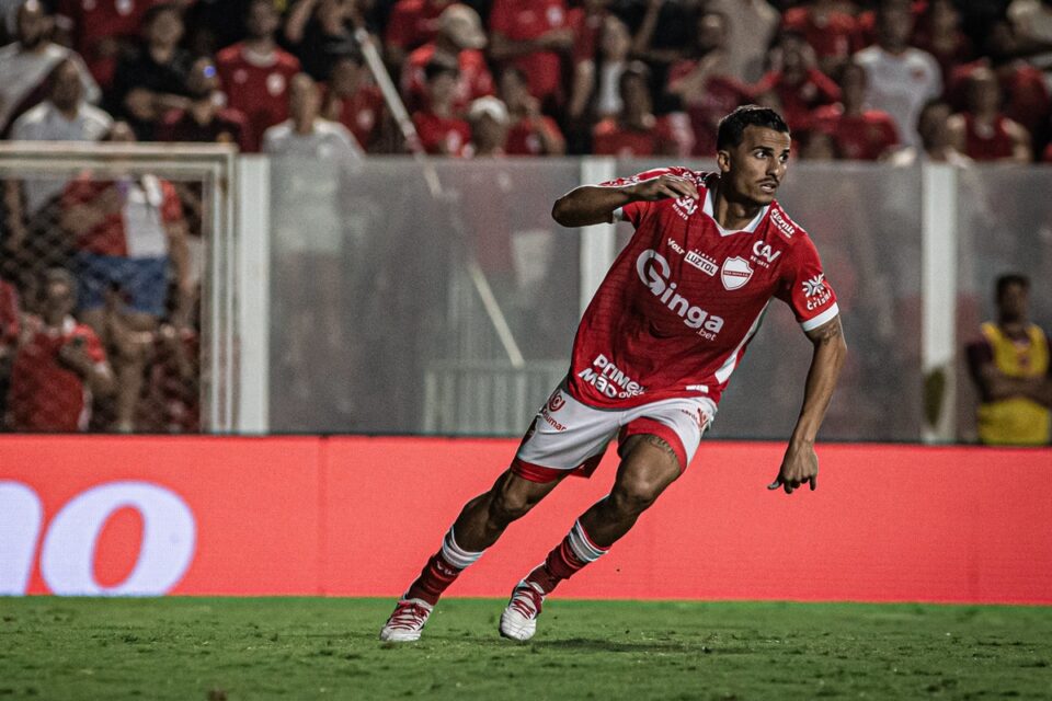 Guilherme Parede em partida pelo Vila Nova na Série B