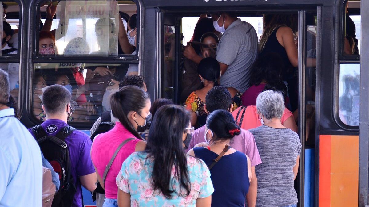 Passageiros enfrentam atrasos em terminal de Goiânia (Foto: Jucimar de Sousa)