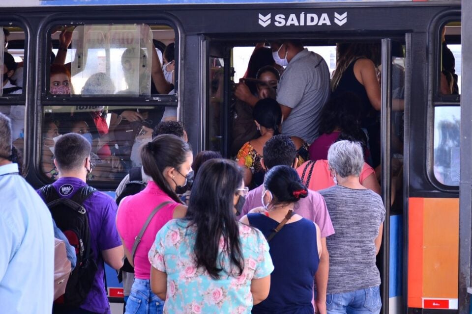 Passageiros enfrentam atrasos em terminal de Goiânia (Foto: Jucimar de Sousa)