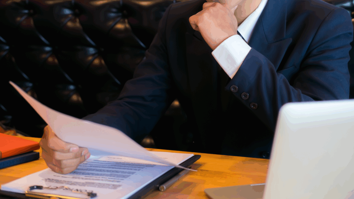 Imagem de uma pessoa analisando currículos de candidatos