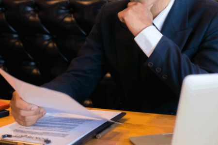 Imagem de uma pessoa analisando currículos de candidatos