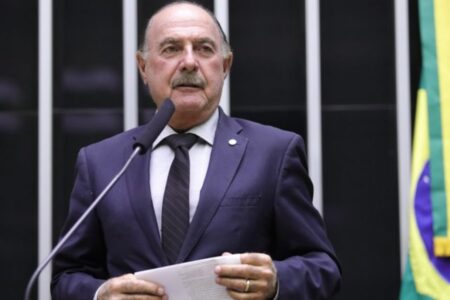 Oposição cancela comissões na Câmara para forçar anistia