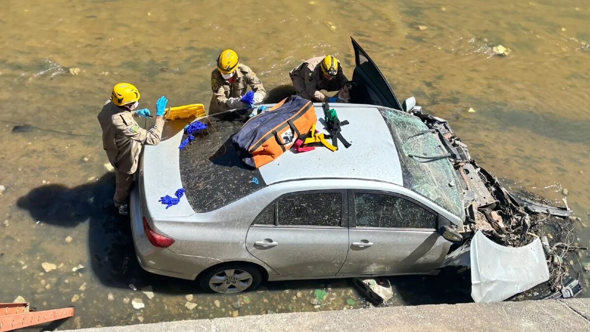 Motorista perde o controle do carro e cai em córrego no centro de Catalão