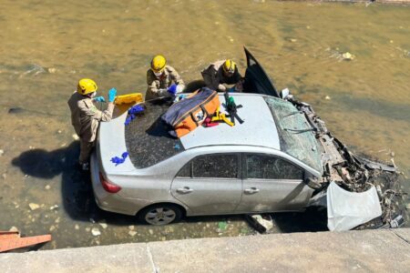 Motorista perde o controle do carro e cai em córrego no centro de Catalão