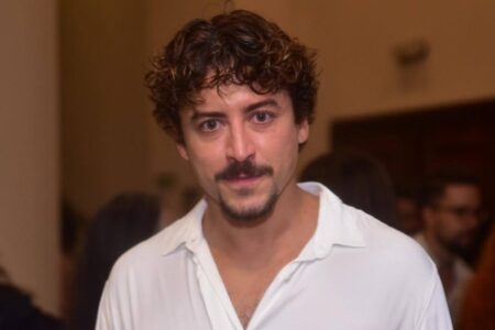 Ator aparece mergulhando e de fio-dental Jesuita Barbosa tira a roupa e deixa bumbum à mostra na web; veja fotos