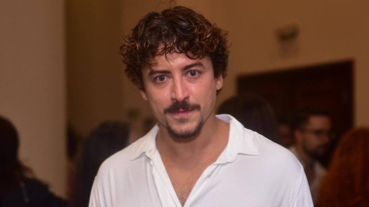 Ator aparece mergulhando e de fio-dental Jesuita Barbosa tira a roupa e deixa bumbum à mostra na web; veja fotos