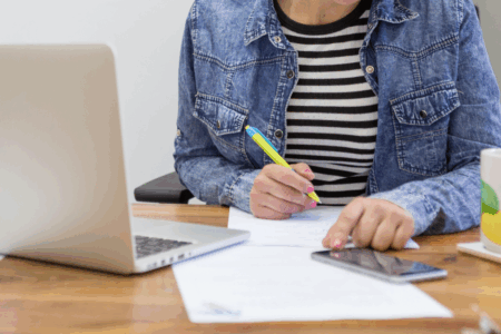 Imagem de uma pessoa estudando