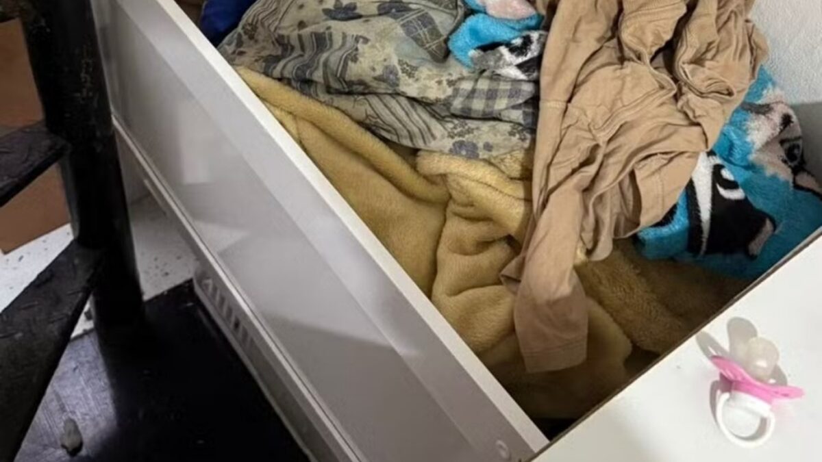 Bebê morre após ser deixado em casa com irmão de 5 anos enquanto mãe ia a festa, no RJ polícia encontrou sujeira e falta de comida na casa