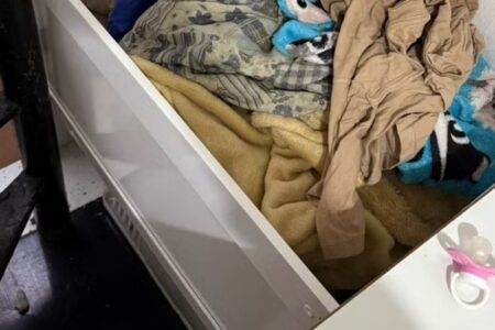 Bebê morre após ser deixado em casa com irmão de 5 anos enquanto mãe ia a festa, no RJ polícia encontrou sujeira e falta de comida na casa