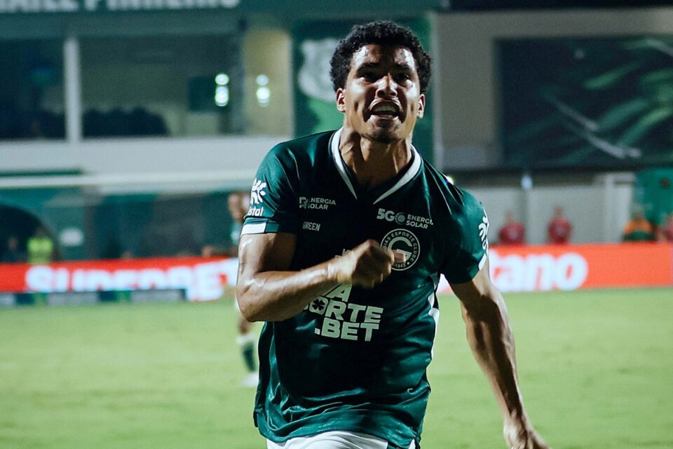 Pedrinho comemora gol pelo Goiás