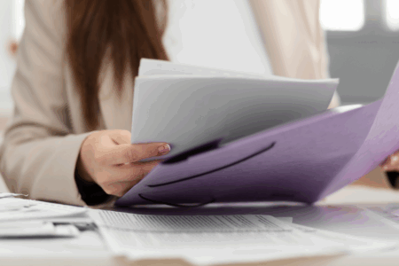 Imagem de uma pessoa analisando currículos
