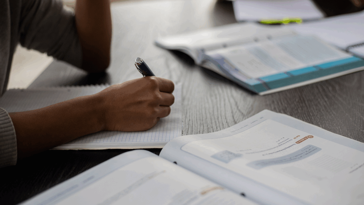 Imagem de uma pessoa estudando