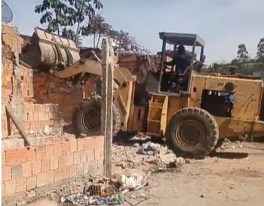 Casa demolida no povoado Antinha de Baixo, em Santo Antônio do Descoberto