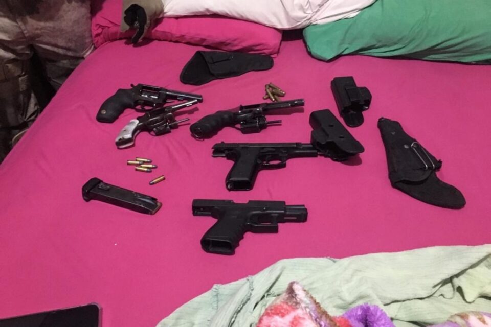 Imagem das armas encontradas