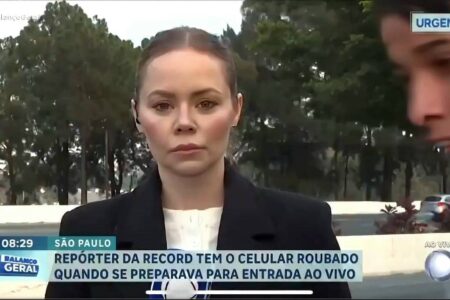 Assaltante passou entre a jornalista Beatriz Casadei e a câmera Vídeo: Repórter da Record é furtada em frente a Centro de Detenção Provisória