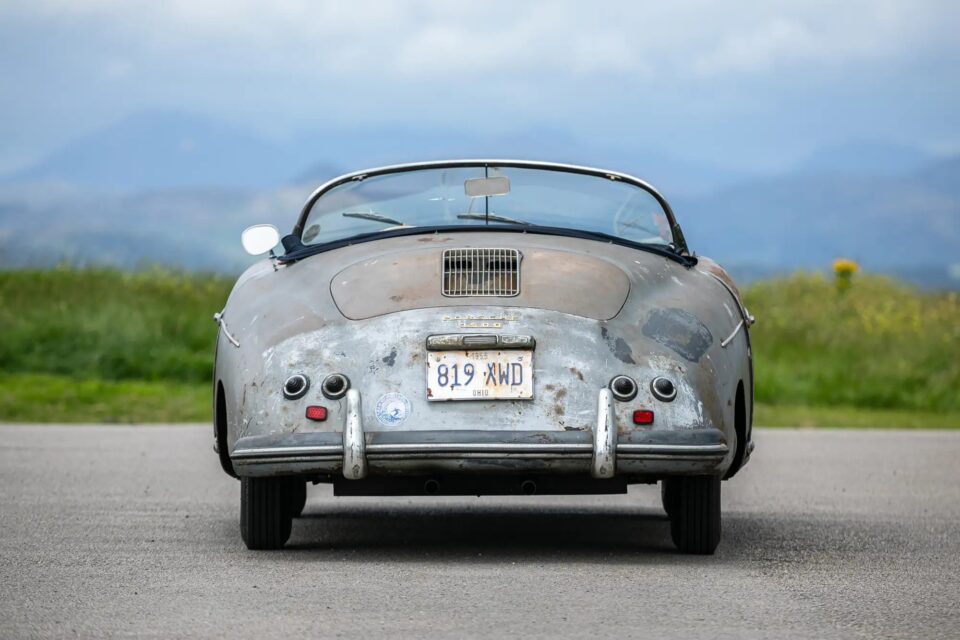 Porsche raro que estava abandonado em celeiro é vendido por R$ 3 milhões; veja fotos Veículo de 1955 estava enferrujado e lataria avariada