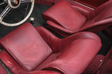 Porsche raro que estava abandonado em celeiro é vendido por R$ 3 milhões; veja fotos Veículo de 1955 estava enferrujado e lataria avariada