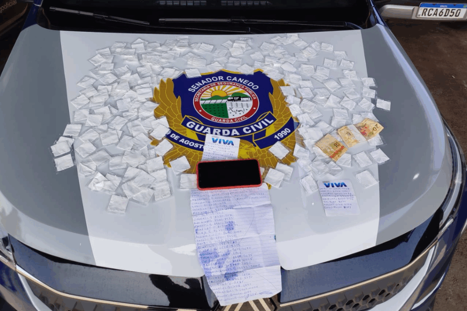 Homem é preso com 223 papelotes de cocaína em Senador Canedo