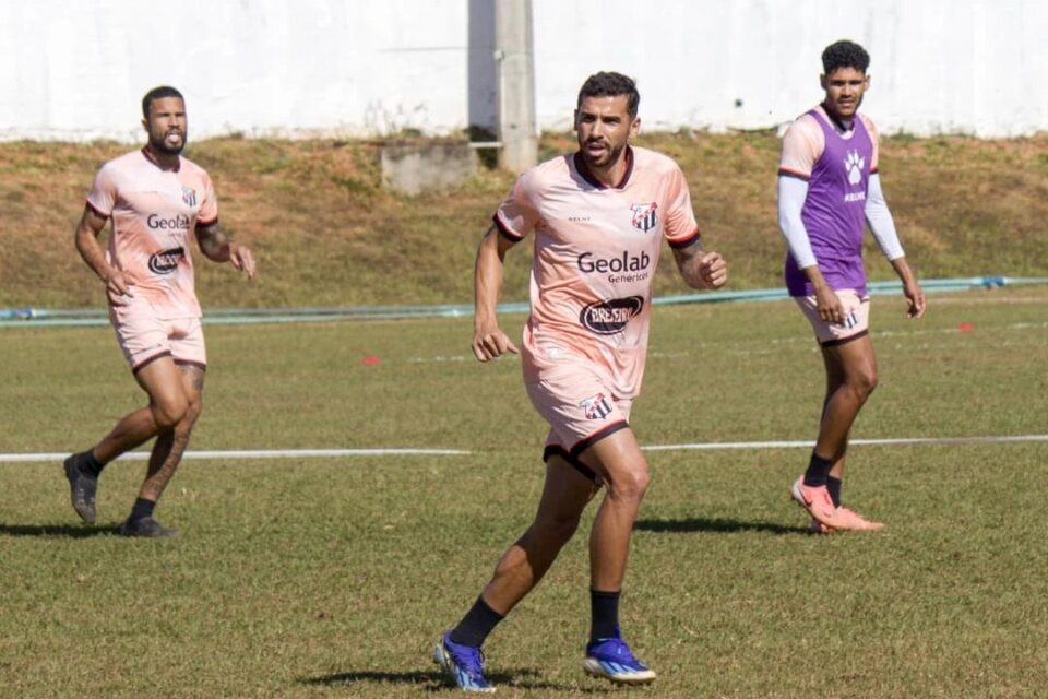 Paulinho, volante do Anápolis