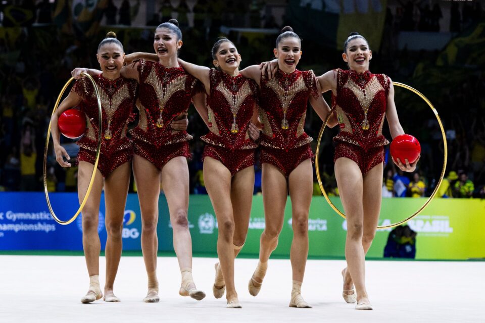 conjunto feminino de ginástica rítmica