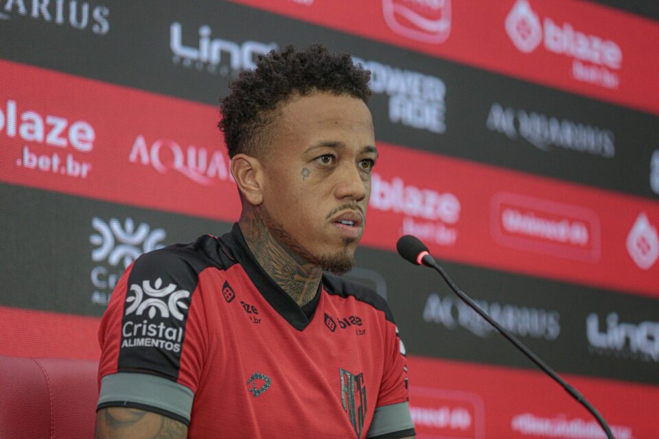 Luizão em coletiva pelo Atlético Goianiense