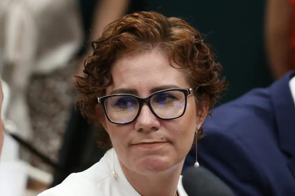 Carla Zambelli segue presa na Itália após nova audiência sobre extradição Deputada voltou a um tribunal de apelação em Roma