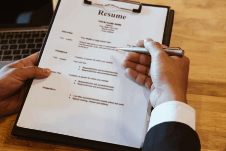 Imagem de uma pessoa analisando currículos