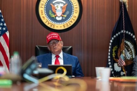 Tenho direito de fazer o que quiser pois sou o presidente dos EUA, diz Trump Republicano fez a declaração ao comentar violência em Chicago