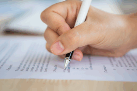 Candidatas denunciam falhas e desorganização durante aplicação do vestibular da UFG (Foto: Reprodução/ Freepik)