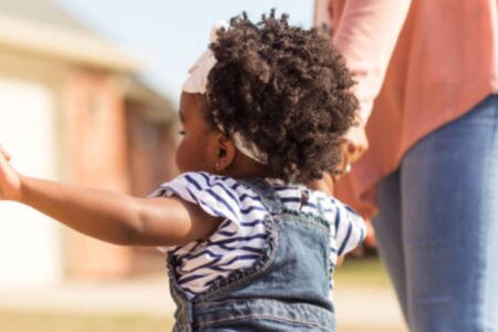 Justiça autoriza mãe a mudar com filha de Farroupilha (RS) para Goiás em caso de guarda compartilhada