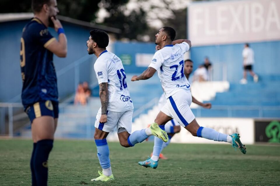 Jogadores do Goiatuba comemoram gol pela Série D