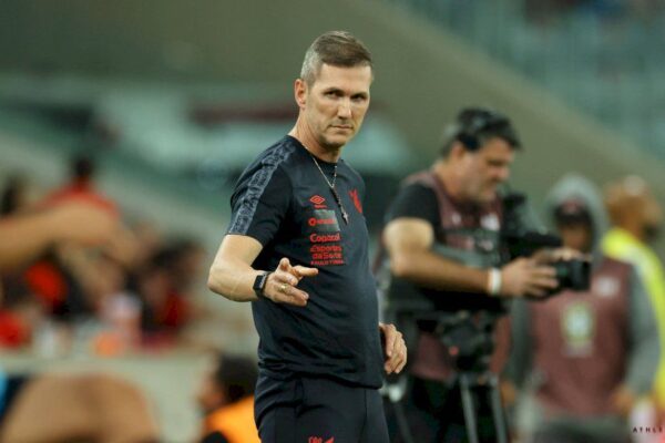 Vila nova anuncia Paulo Turra como novo treinador