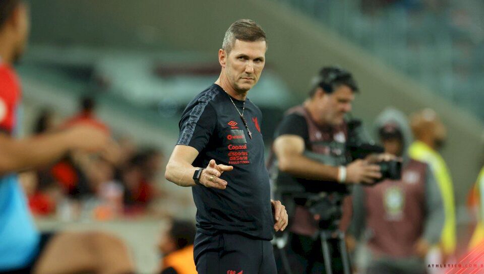 Vila nova anuncia Paulo Turra como novo treinador